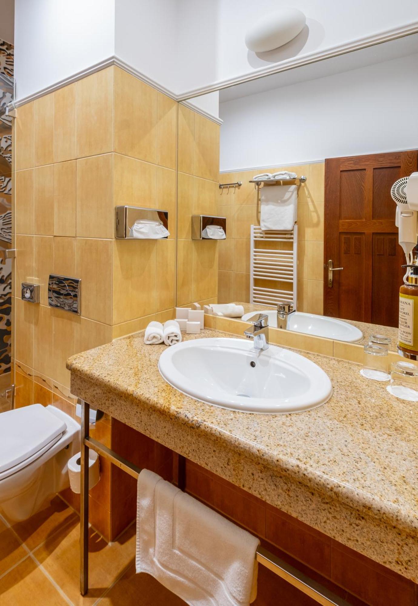 Hotel Golden Eagle Levice Luaran gambar