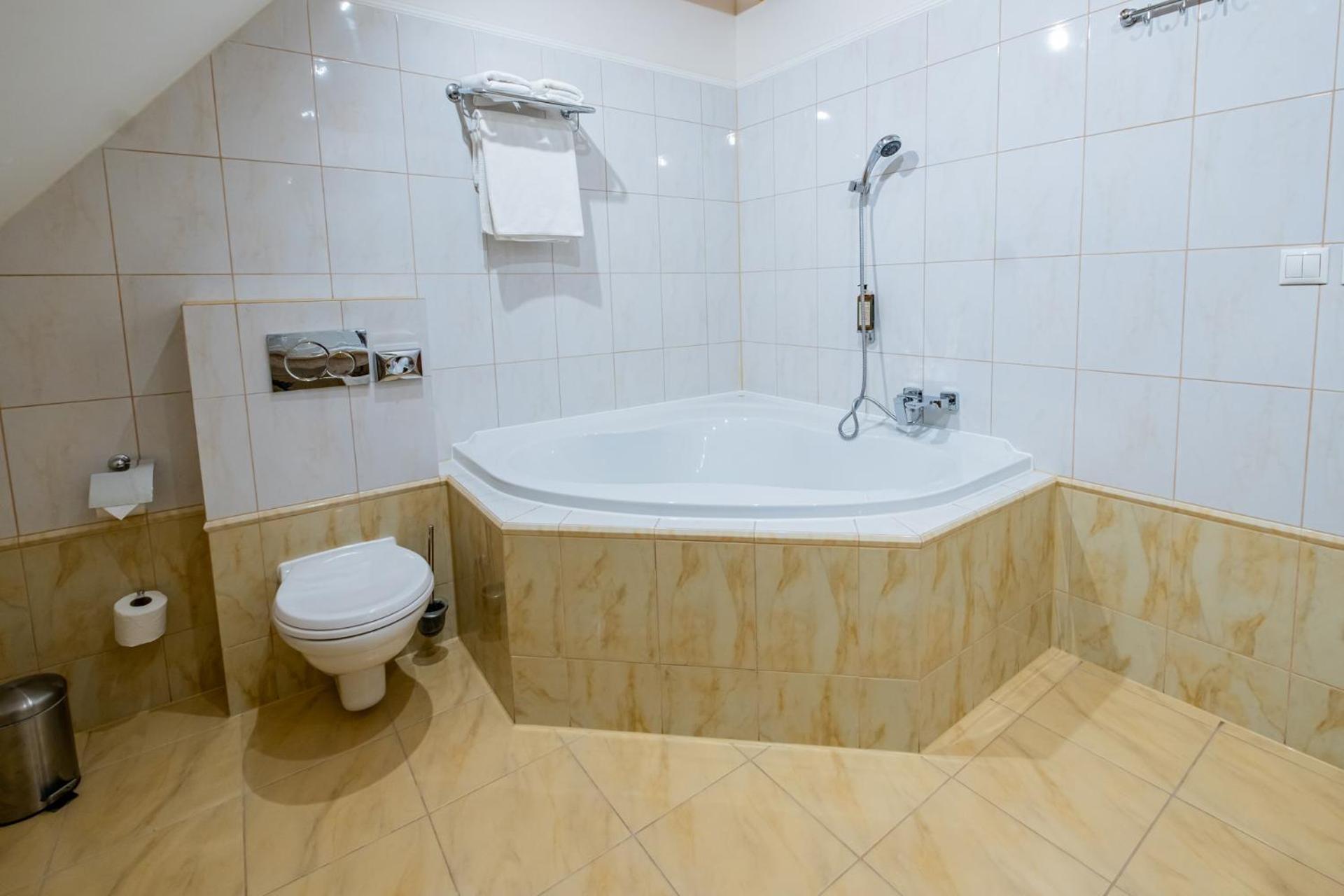 Hotel Golden Eagle Levice Luaran gambar