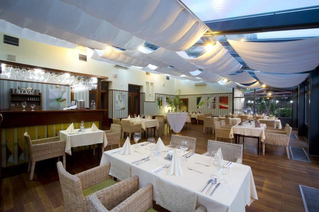 Hotel Golden Eagle Levice Luaran gambar
